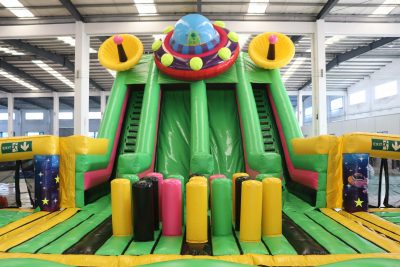 Inflatable Parks -glijbaan met obstakel opblaasbaar speeltoestel